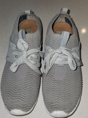 UGG Woman's Grey Knit Lace-Up Sneakers - Willow Sneaker
